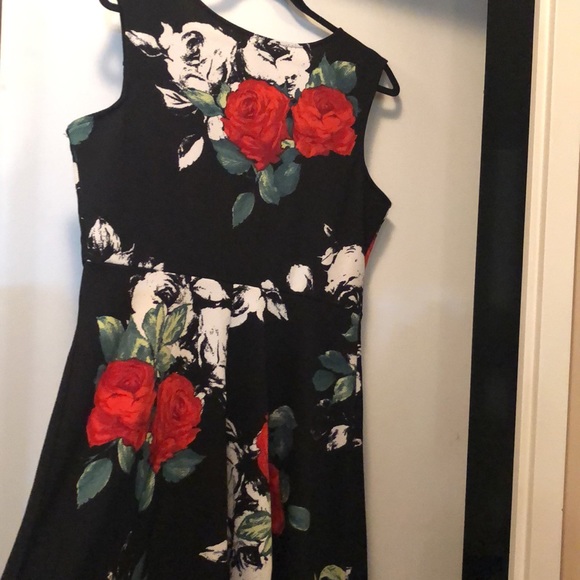 Beautiful dress. Flowers print. - Picture 6 of 9